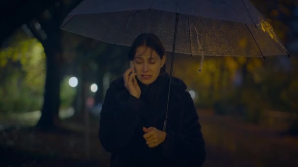 Infeliz Preocupado Mujer Persona Llorando Mientras Llamando Celebración Paraguas — Vídeos de Stock