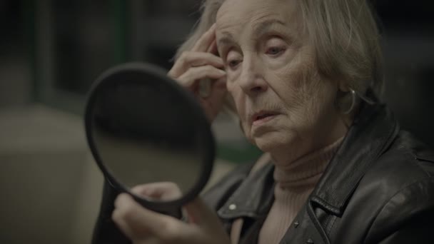 Mutsuz Yaşlı Kadın Yalnız Yolculuk Emeklilik Krizi — Stok video