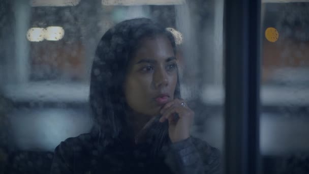 Tänksam Ung Kvinna Funderar Livet Utanför Regnet Natten — Stockvideo