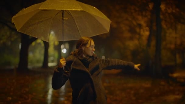 Веселая Женщина Танцует Дождём Наслаждаясь Жизнью Аллее Осеннего Парка — стоковое видео
