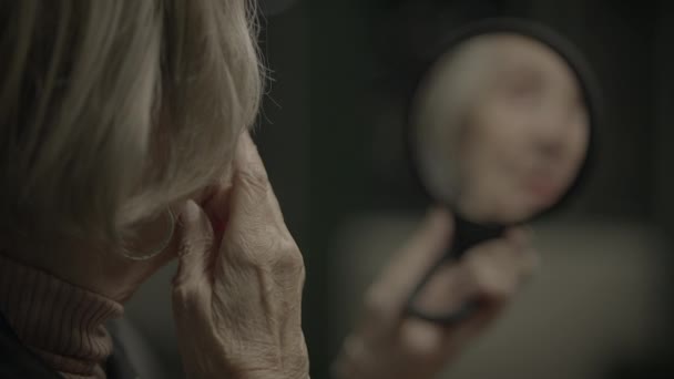 Unzufriedene Ältere Weibliche Person Mit Einer Rentenkrise Die Einsam Reist — Stockvideo