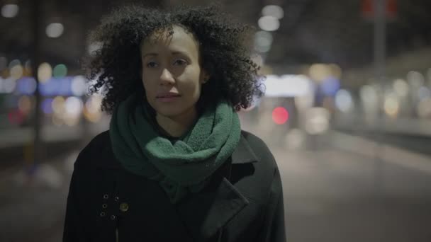 Genç Kadın Düşünen Kuşkulu Düşünceler Beyin Fırtınası — Stok video
