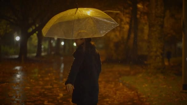 Fröhliche Frau Tanzt Regen Und Genießt Das Leben Der Herbst — Stockvideo