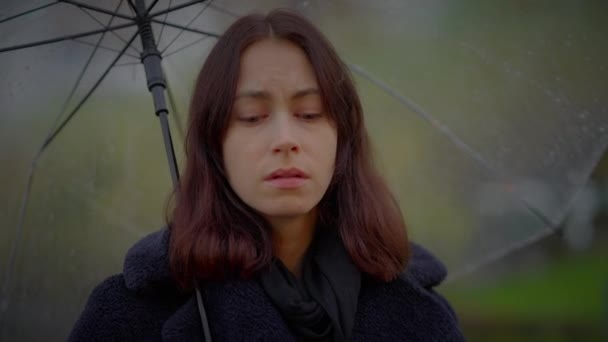Nachdenkliche Junge Frau Denkt Über Trauriges Leben Mit Negativen Gedanken — Stockvideo