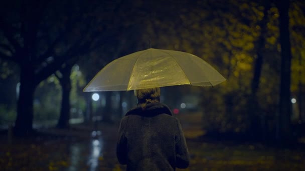 Persona Femenina Decepcionada Estado Ánimo Miserable Que Sostiene Paraguas — Vídeos de Stock