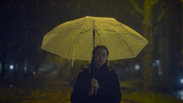 Zklamaná Žena Mizerné Náladě Držení Deštníku — Stock video