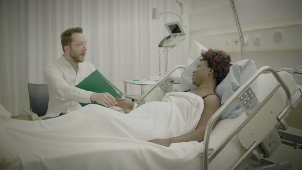 Orvos Meglátogatja Beteget Kórházi Szobában Aki Elmagyarázza Egészségügyi Gyógykezelést — Stock videók