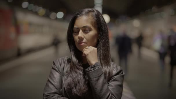Hoved Skud Tænkning Kvindelig Person Venter Tankevækkende Trainstation – Stock-video