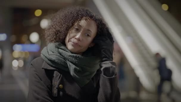 Mujer Reflexiva Con Pelo Rizado Braun Conmutando Ciudad Por Noche — Vídeos de Stock