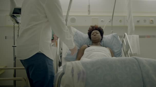 Arzt Besucht Patientin Krankenhauszimmer Und Erklärt Medizinische Behandlungsmethoden — Stockvideo