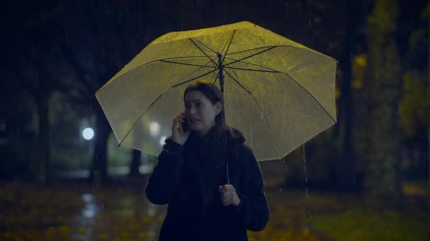 Грустная Женщина Разговаривает Мобильному Телефону Ночью Дождливую Погоду — стоковое видео