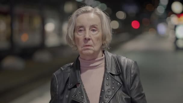 Persona Anciana Infeliz Que Tiene Una Crisis Jubilación Que Viaja — Vídeos de Stock