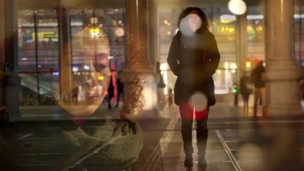 Smutná Osamělá Žena Zklamaná Čekáním Sama Ulicích Města Noci — Stock video