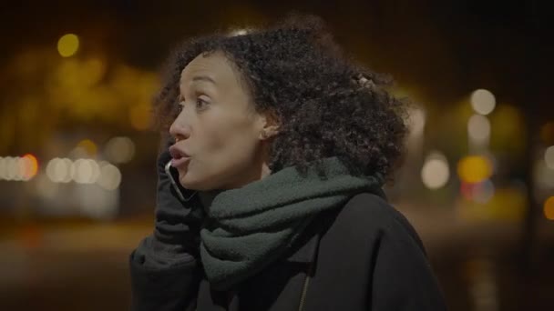 Discutiendo Mujer Hablando Enojado Teléfono Móvil Ciudad Por Noche — Vídeo de stock