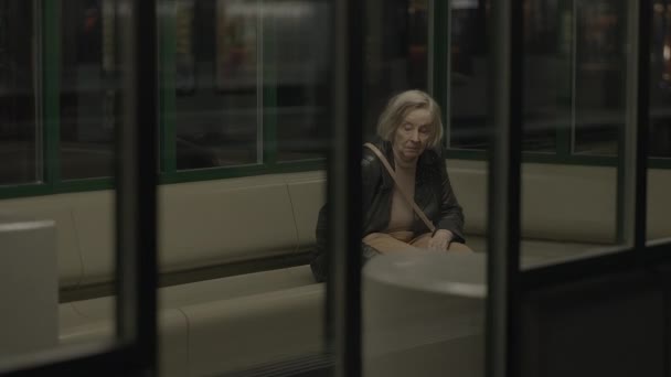 退休危机中孤独旅行的不幸老年女性 — 图库视频影像