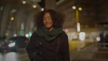 Heyecanlı Kıvırcık Saçlı Genç Kadın Telefonda Mutlu Konuşuyor