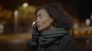 Stresli Kadın Endişeli Gece Akıllı Telefonla Konuşuyor