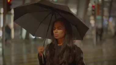 Düşünceli Genç Kadın Gece Yağmurda Dışarıda Yaşamayı Düşünüyor