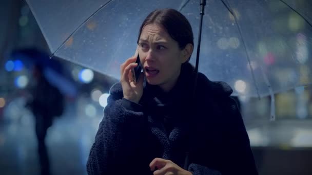 忧心忡忡的女人一边喊着雨伞一边哭 — 图库视频影像