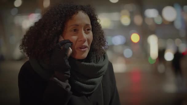 Aufgeregte Junge Frau Mit Lockigem Haar Telefoniert Glücklich — Stockvideo