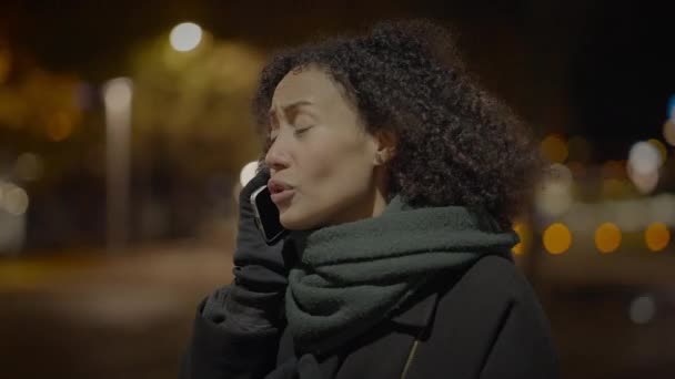 Stres Žena Mluví Starosti Smartphone Městě Noci — Stock video