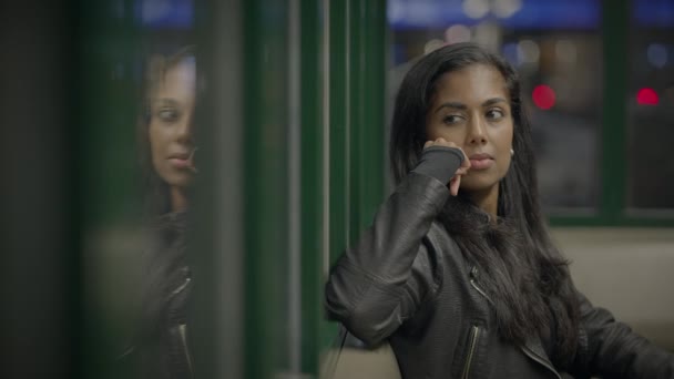 Gondolkodó Női Személy Fejlövése Gondolatokra Várva Vasútállomáson — Stock videók