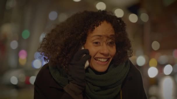 Χαρούμενη Γυναίκα Που Καλεί Μοιράζονται Συναρπαστικά Καλά Νέα Μετά Την — Αρχείο Βίντεο
