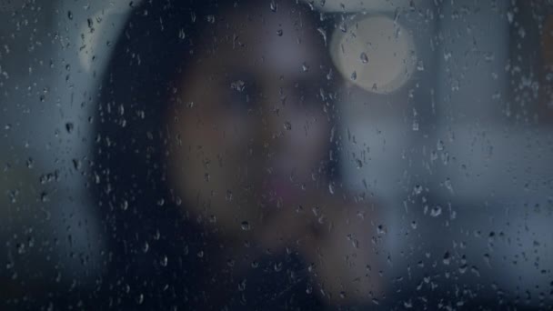 Giovane Donna Pensierosa Che Pensa Alla Vita Fuori Sotto Pioggia — Video Stock