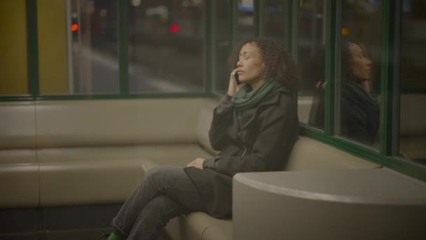 Arguing Vrouw Praten Boos Mobiele Telefoon Stad Nachts — Stockvideo
