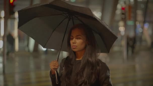 Nachdenkliche Junge Frau Beim Nachdenken Über Das Leben Draußen Regen — Stockvideo