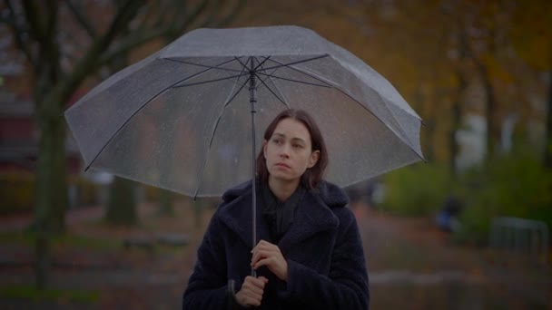 Person Perempuan Yang Meragukan Memegang Payung Cuaca Hujan Moody — Stok Video