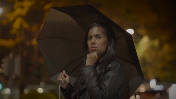 Молодая Грустная Женщина Воюет Городе Дождливую Погоду — стоковое видео