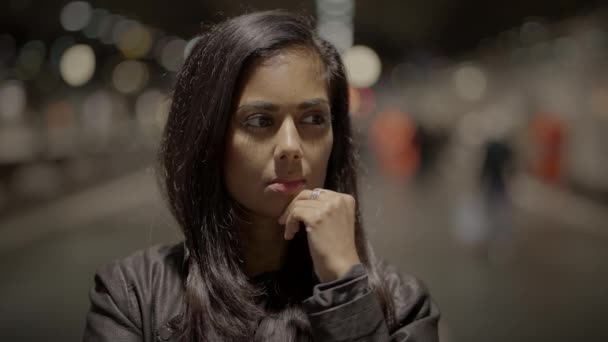 Düşünen Kadın Düşünen Şahsın Kafası Tren Stasyonunda Düşünceli Bekliyor — Stok video
