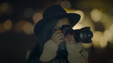 DSLR Fotoğraf Makinesi kullanarak Profesyonel Kadın Fotoğrafçı