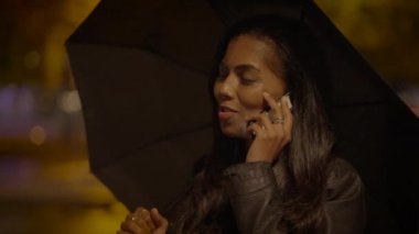 Yağmurlu Hava 'da Şehir Kasabası' nda Mutlu Kadın Arayan Sohbetçi Akıllı Telefon Kullanıyor
