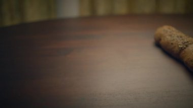 Mutfak Masasında Organik Tahıl Ekmeği Yemeye Hazır 