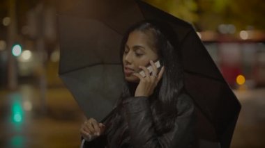 Yağmurlu Hava 'da Şehir Kasabası' nda Mutlu Kadın Arayan Sohbetçi Akıllı Telefon Kullanıyor