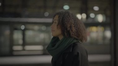 Olumlu Düşünen Kıvırcık Saçlı Genç Mutlu Kadın Portresi