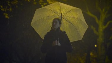 Duygusal Yalnız Genç Kadın Yağmurlu Gecelerde Endişeli Ağlıyor