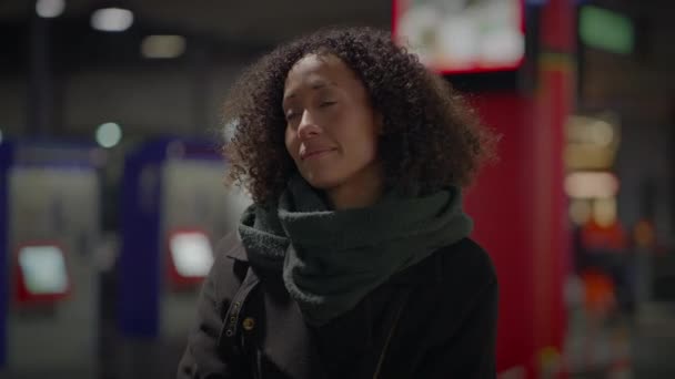 Portrait Jeune Femme Heureuse Avec Des Cheveux Bouclés Pensée Optimiste — Video