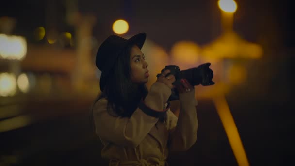 Jovem Fotógrafa Tirar Fotos Rua Urbana Luz Noite — Vídeo de Stock