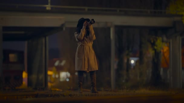 Молодая Женщина Фотограф Фотографирует Городской Улице Ночном Свете — стоковое видео