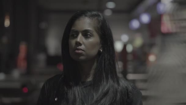 Városi Életmód Portré Fiatal Vonzó Hosszú Fekete Haj — Stock videók