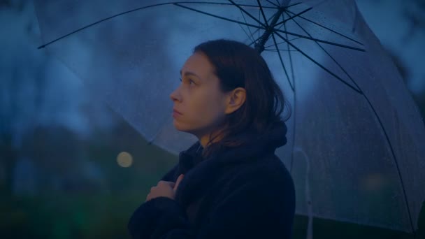 Duygusal Yalnız Genç Kadın Yağmurlu Gecelerde Endişeli Ağlıyor — Stok video