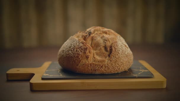 Organiczny Chleb Pełnoziarnisty Stole Kuchennym Gotowy Jedzenia — Wideo stockowe