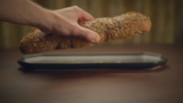 Organické Celozrnný Chléb Kuchyňském Stole Připraven Jídlu — Stock video