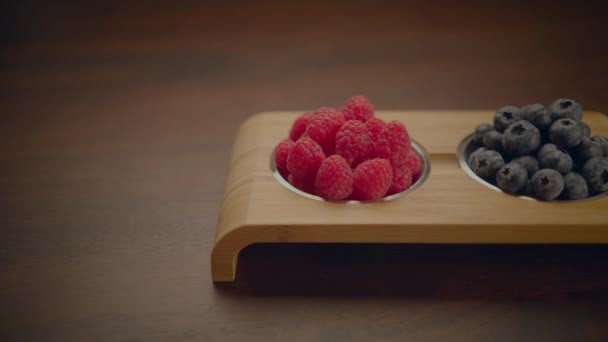 Veganistische Voeding Dieet Van Heerlijke Bessen Dessert Houten Tafel — Stockvideo