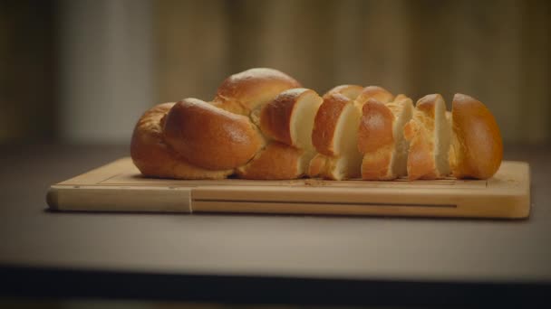 有机全麦面包放在厨房的桌子上 随时可以吃 高质量的4K镜头 — 图库视频影像