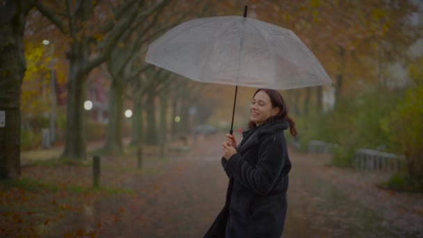 Glada Kvinnliga Person Dansar Regnet Njuter Livet Höstparken Allee — Stockvideo