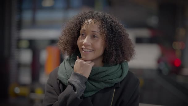 Geluk Lifestyle Portret Van Een Glimlachende Vrouw Straten Van Stad — Stockvideo